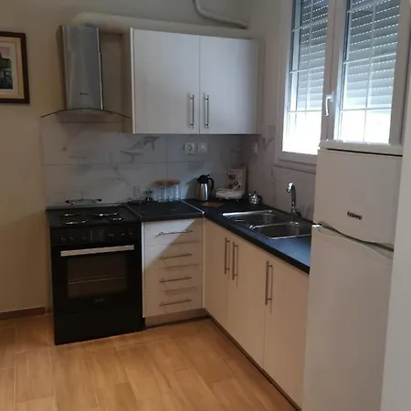 Leonidas Ii Traditional House In Daire *