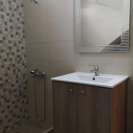 Leonidas Ii Traditional House In Daire