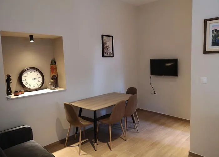 Leonidas Ii Traditional House In Appartement