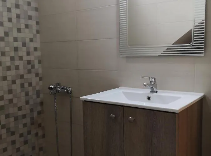 Leonidas Ii Traditional House In شقة