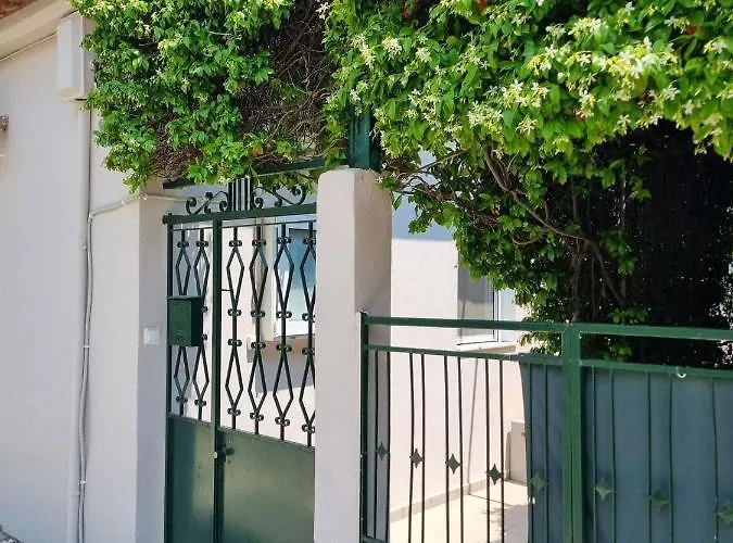 Leonidas Ii Traditional House In